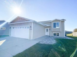 1802 Torrey Pines Dr, Brookings, SD 57006
