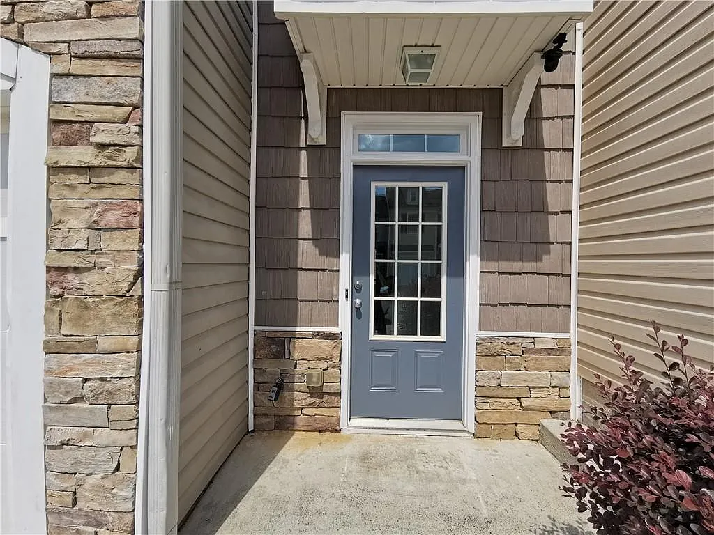 3 bed, 2.5 bath, 1696 sqft, $2,100 — Photo 2