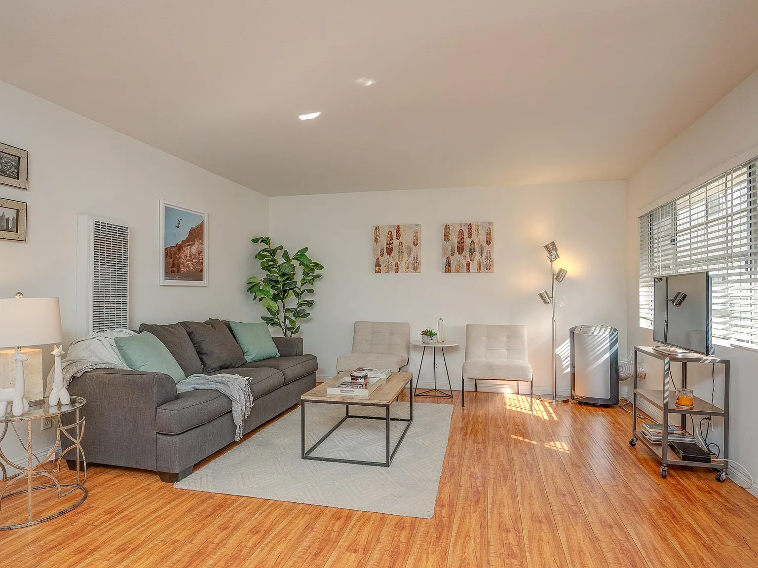 2 bed, 1000 sqft, $3,200 — Photo 4