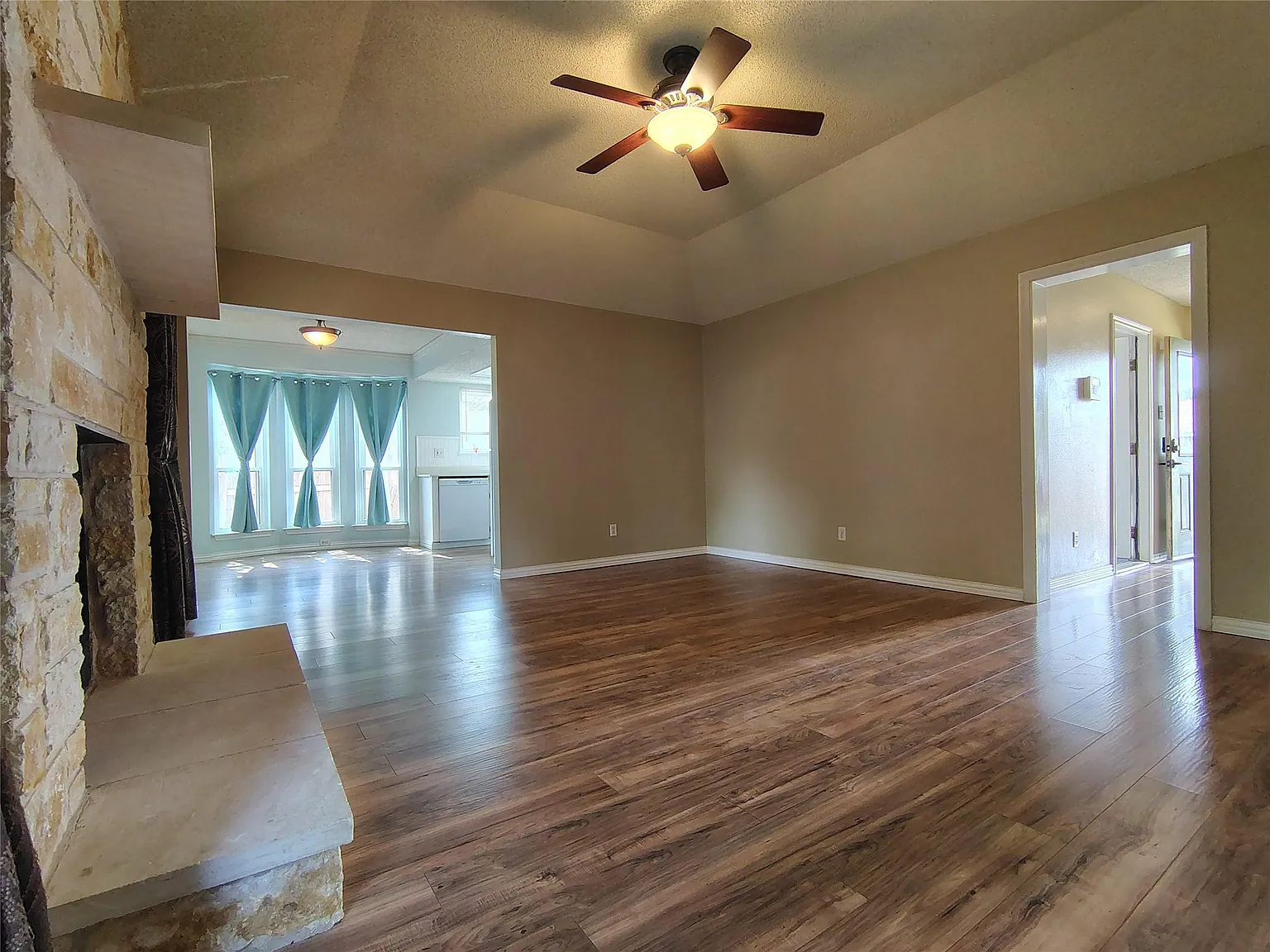 3 bed, 2.0 bath, 1218 sqft, $1,745 — Photo 4