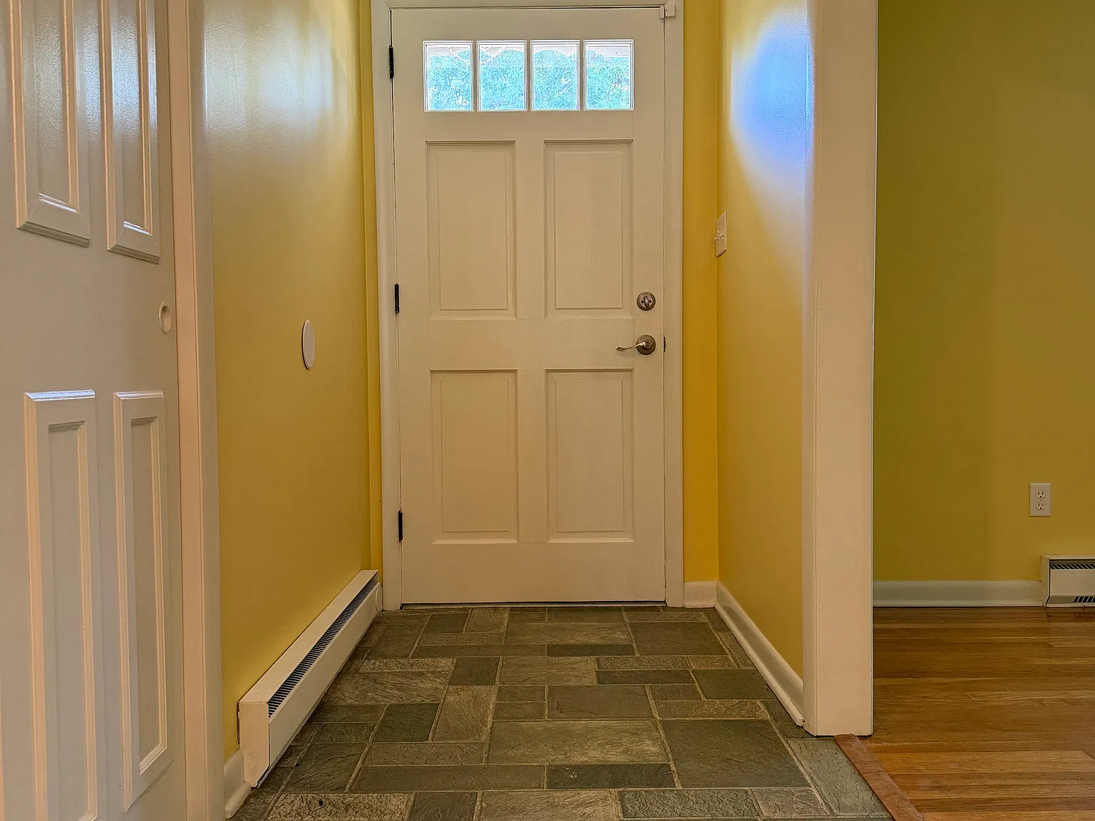 3 bed, 2.5 bath, 2500 sqft, $1,950 — Photo 2