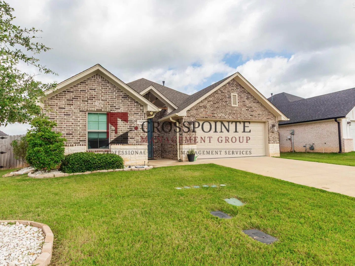 Beautiful 3 Bedroom 2 Bathroom Home! — Photo 2