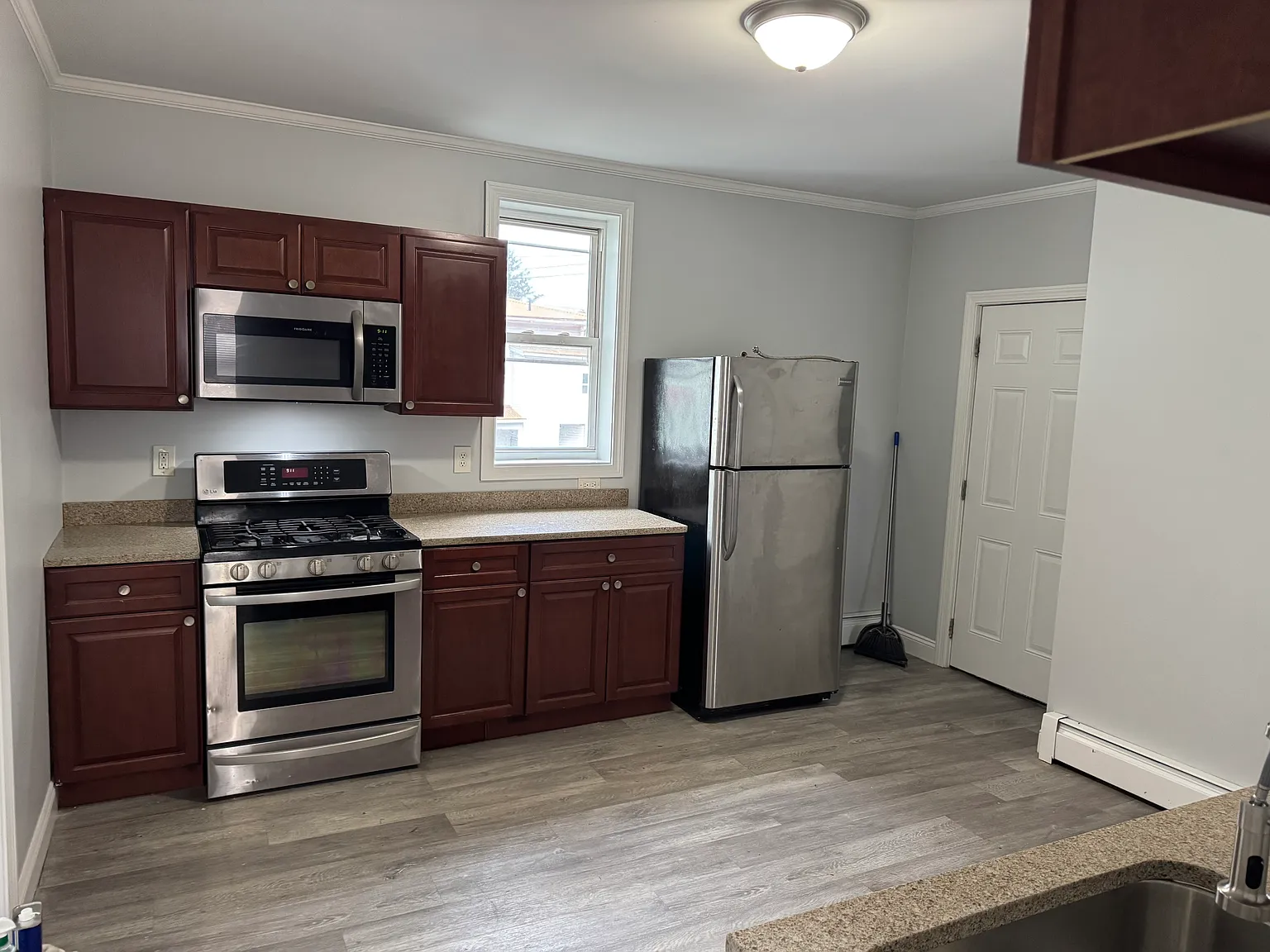 3 bed, 1200 sqft, $1,850 — Photo 2
