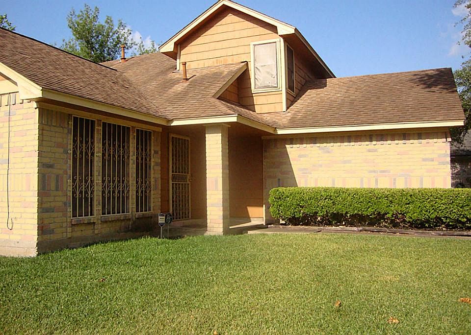 FRONT/SIDE VIEW WITH HUGE FRONT YARD