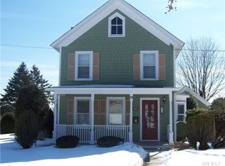 10 Woodlawn Ave, East Moriches, NY