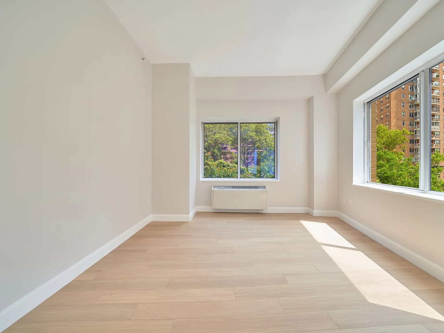 160 Riverside Boulevard — Photo 3