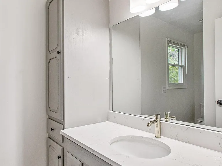 2215 Leonard St NE — Photo 9