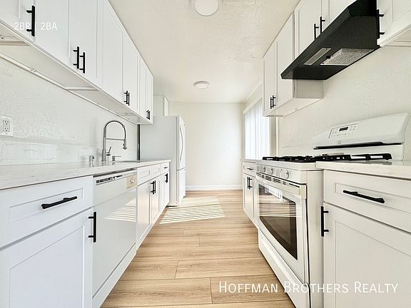 2nd image of 1002 N Doheny Dr #202