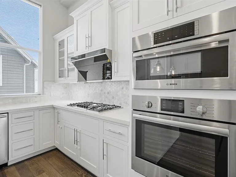 8612 Emnora Ln — Photo 10