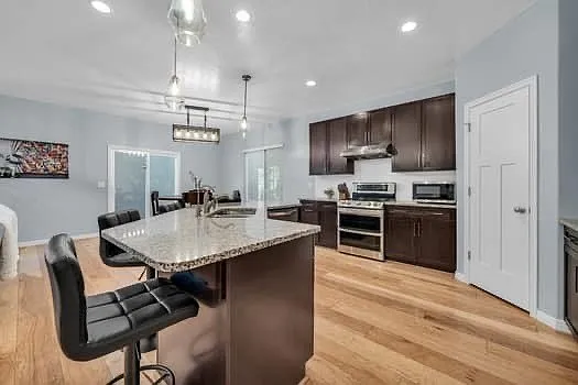 Fully Furnished 3bd/2.5 Bth Modern Updated House — Photo 3