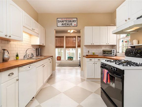 3rd image of 409 Victoria St