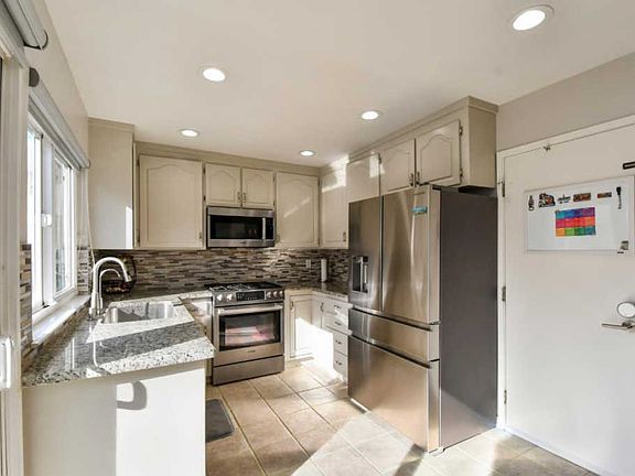 3rd image of 8161 Park Villa Cir