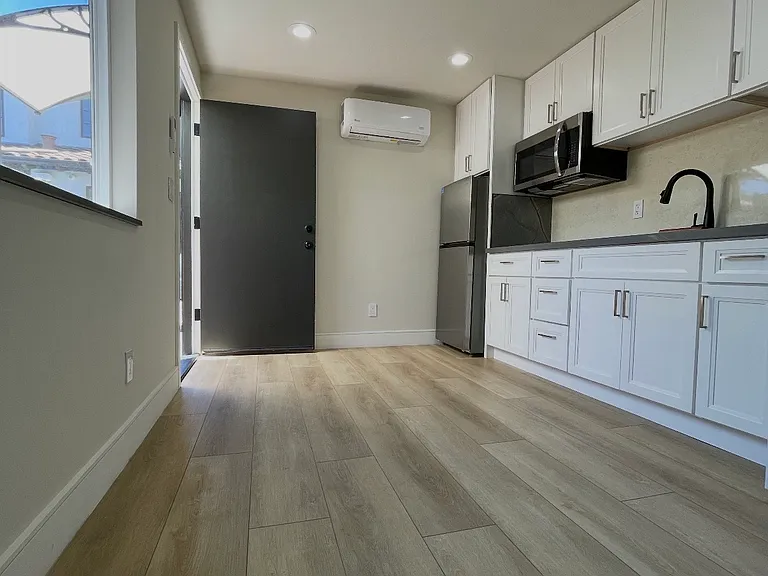 2525B Waverley St — Photo 3