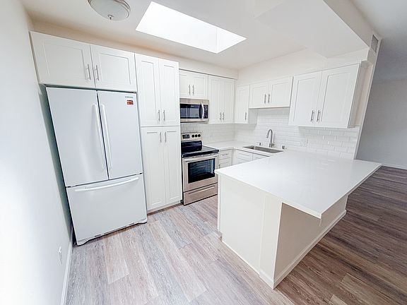 5th image of 1027 N Laurel Ave #5