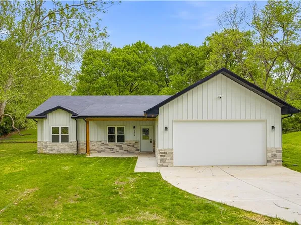2944 N Highland St, Kansas City, MO 64117