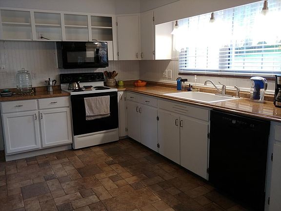 4th image of 401 Greenwood Dr