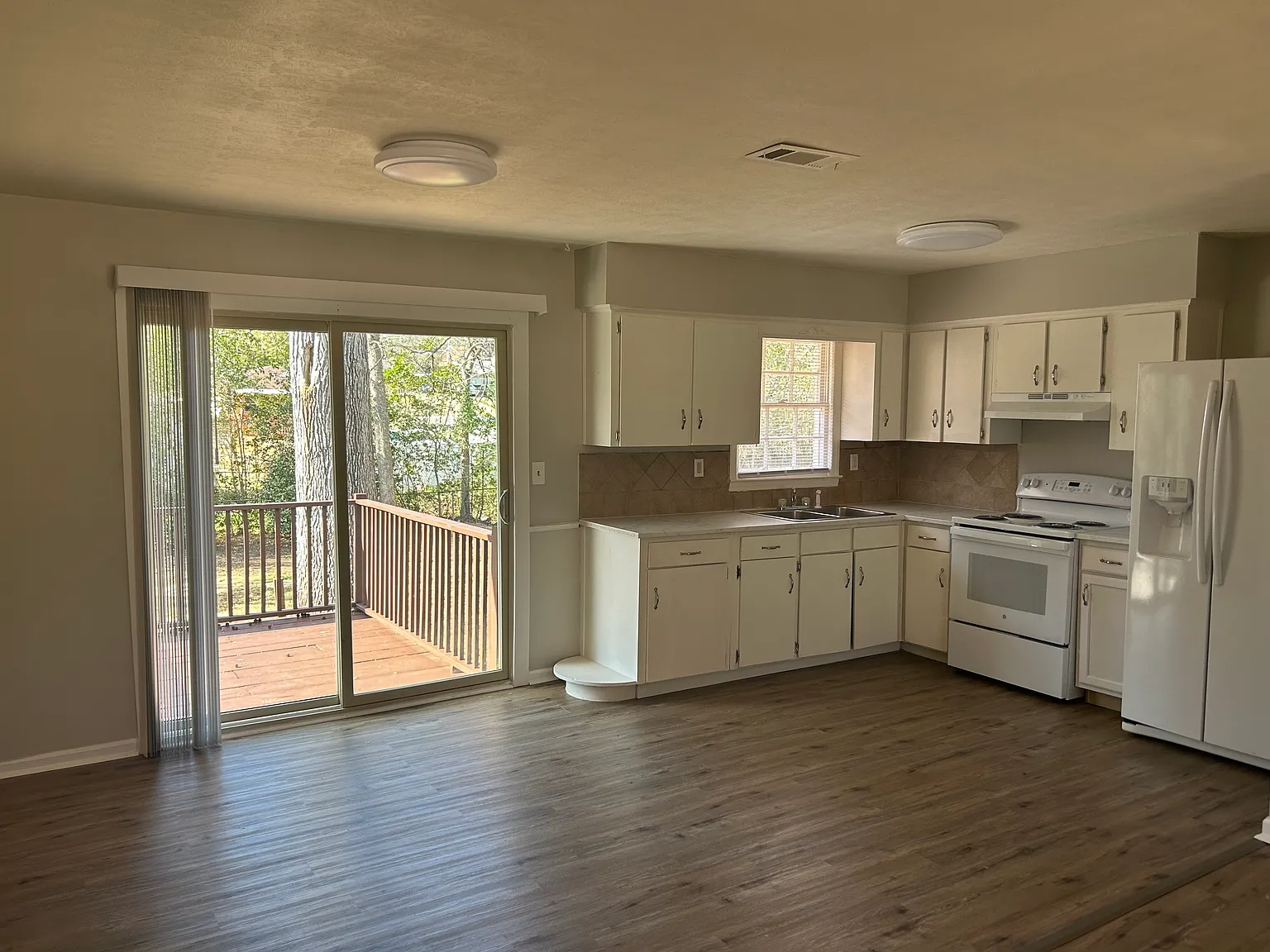 4 bed, 2.0 bath, 1300 sqft, $1,295 — Photo 3