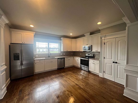 3rd image of 37 Garland Cir