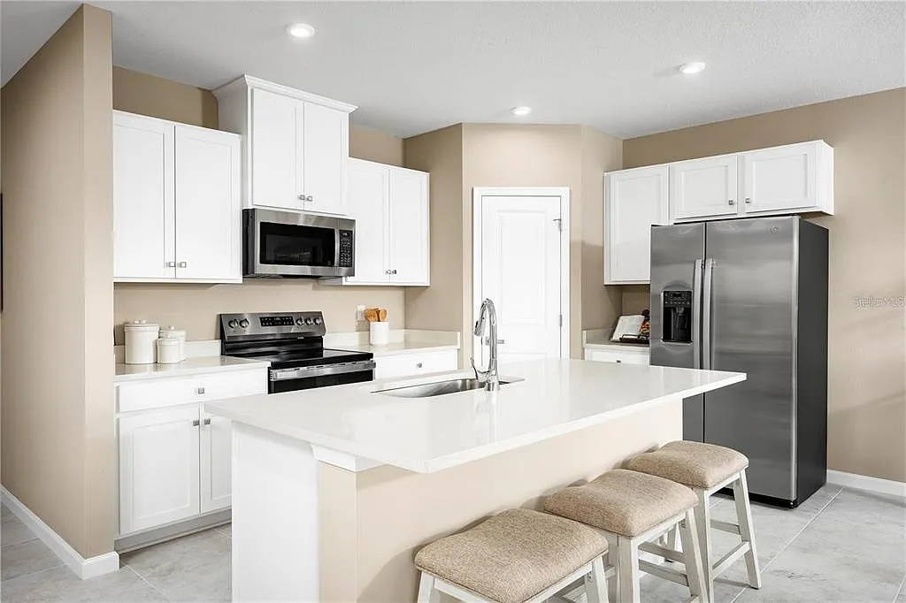 4 bed, 2.0 bath, 1703 sqft, $2,075 — Photo 2