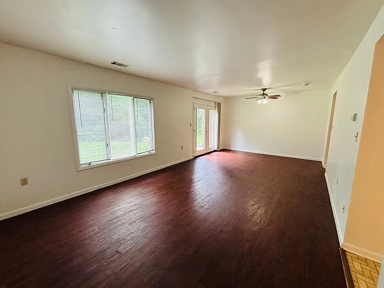 324 Shenandoah Cir — Photo 3