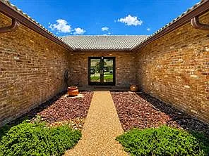 4 bed, 2.5 bath, $5,850 — Photo 3