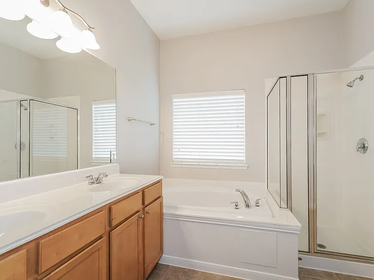 8011 Thorncroft Manor Ln — Photo 14