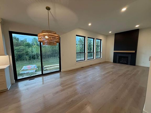 4th image of 25692 Brighton Ln