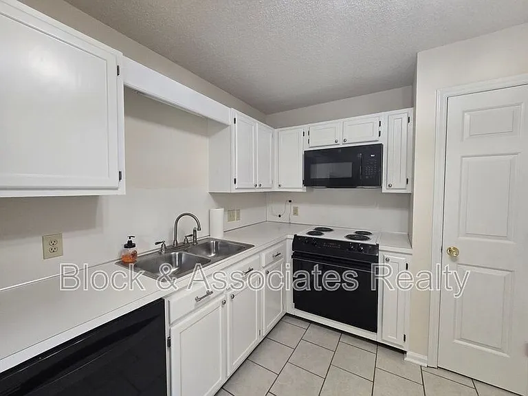 110 Westbrook Ct — Photo 5