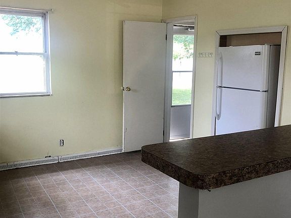 3rd image of 2805 N Rosewood Ave