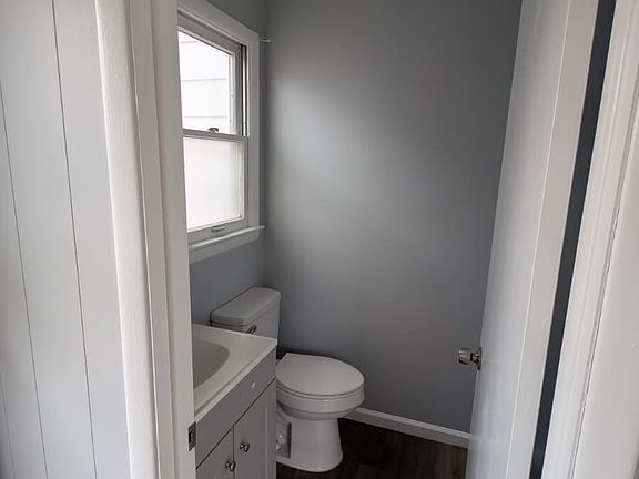 3rd image of 906 Marion St