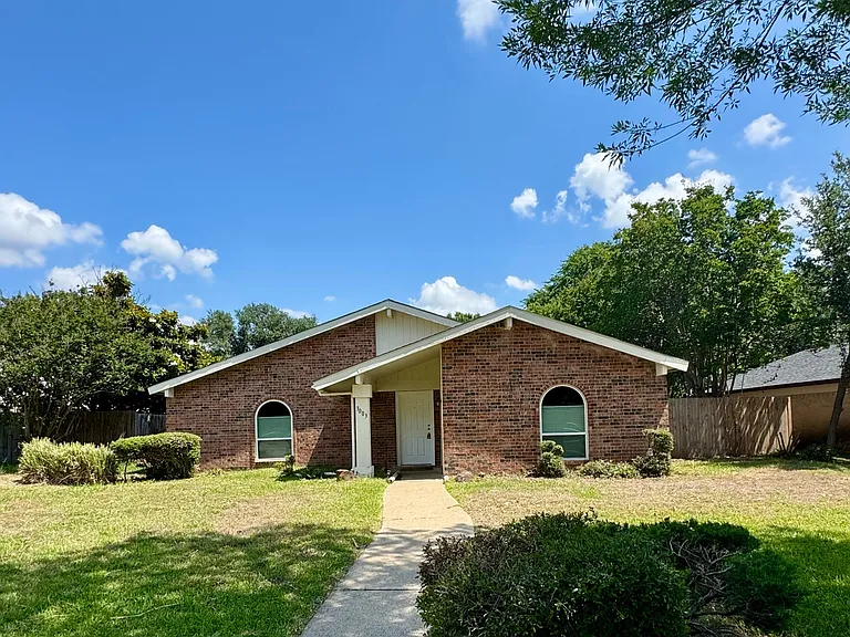 3003 Lemmontree Ln — Photo 1