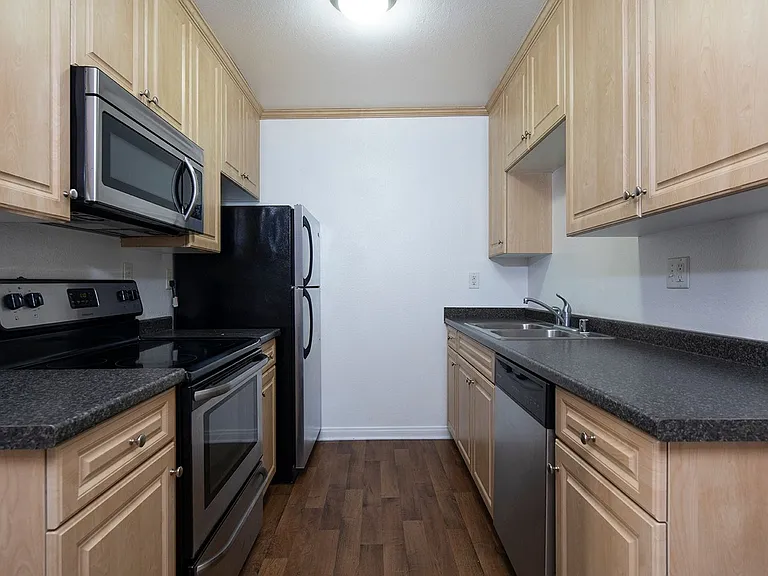 Royal Village Apartments — Photo 23