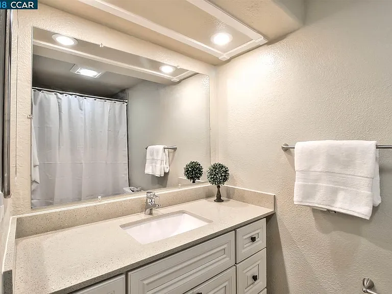 136 Moraga Way #B — Photo 8