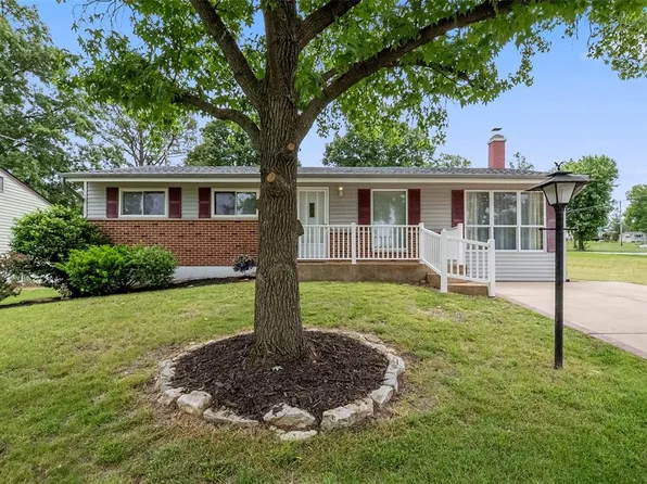 3042 Copenhagen Dr, Saint Louis, MO 63125