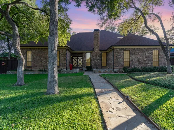 816 April Sound Ct, Fort Worth, TX 76120
