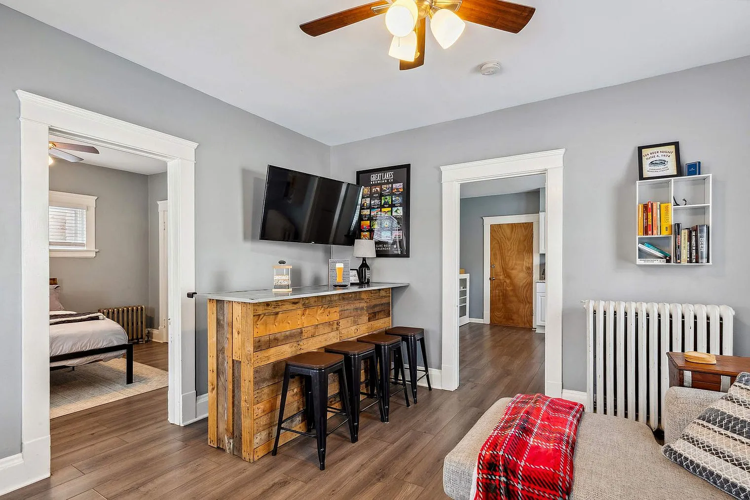 2 bed, 1.0 bath, 796 sqft, $1,928 — Photo 2