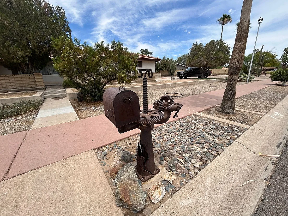 Building Photo - 570 E Villa Nueva Dr