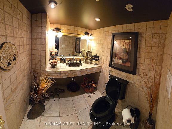 4th image of 64 Kingmount Cres
