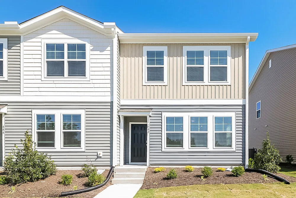 3 bed, 2.5 bath, 1590 sqft, $1,795 — Photo 1