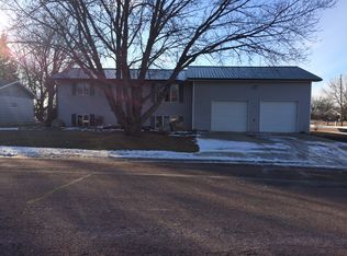413 N Douglas St, Howard, SD 57349