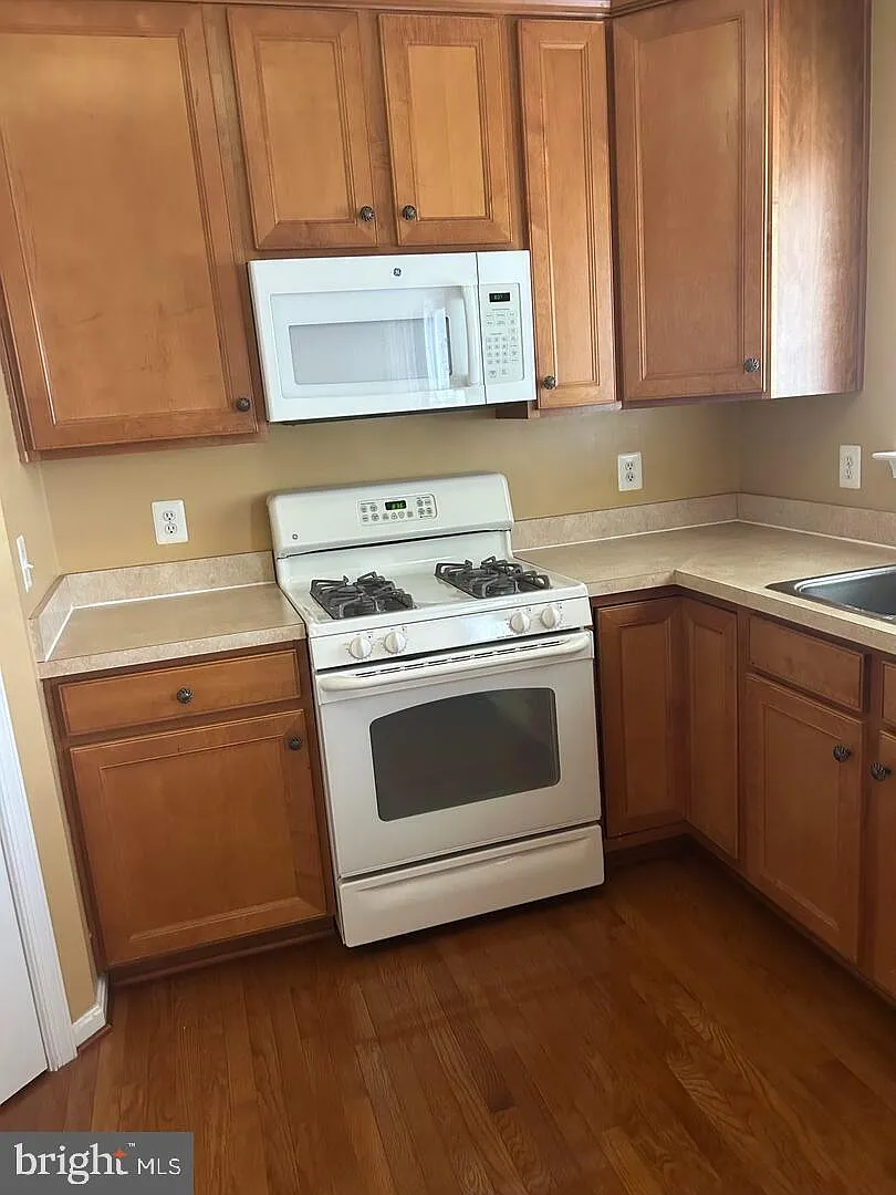 3 bed, 2.5 bath, 1876 sqft, $2,295 — Photo 3