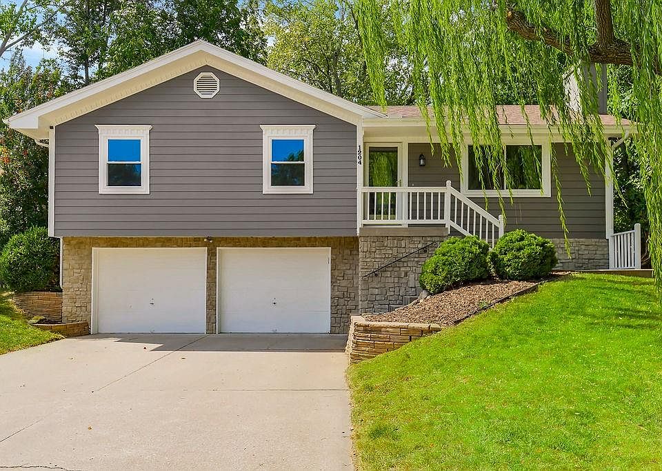 1st image of 1204 NE Country Ln