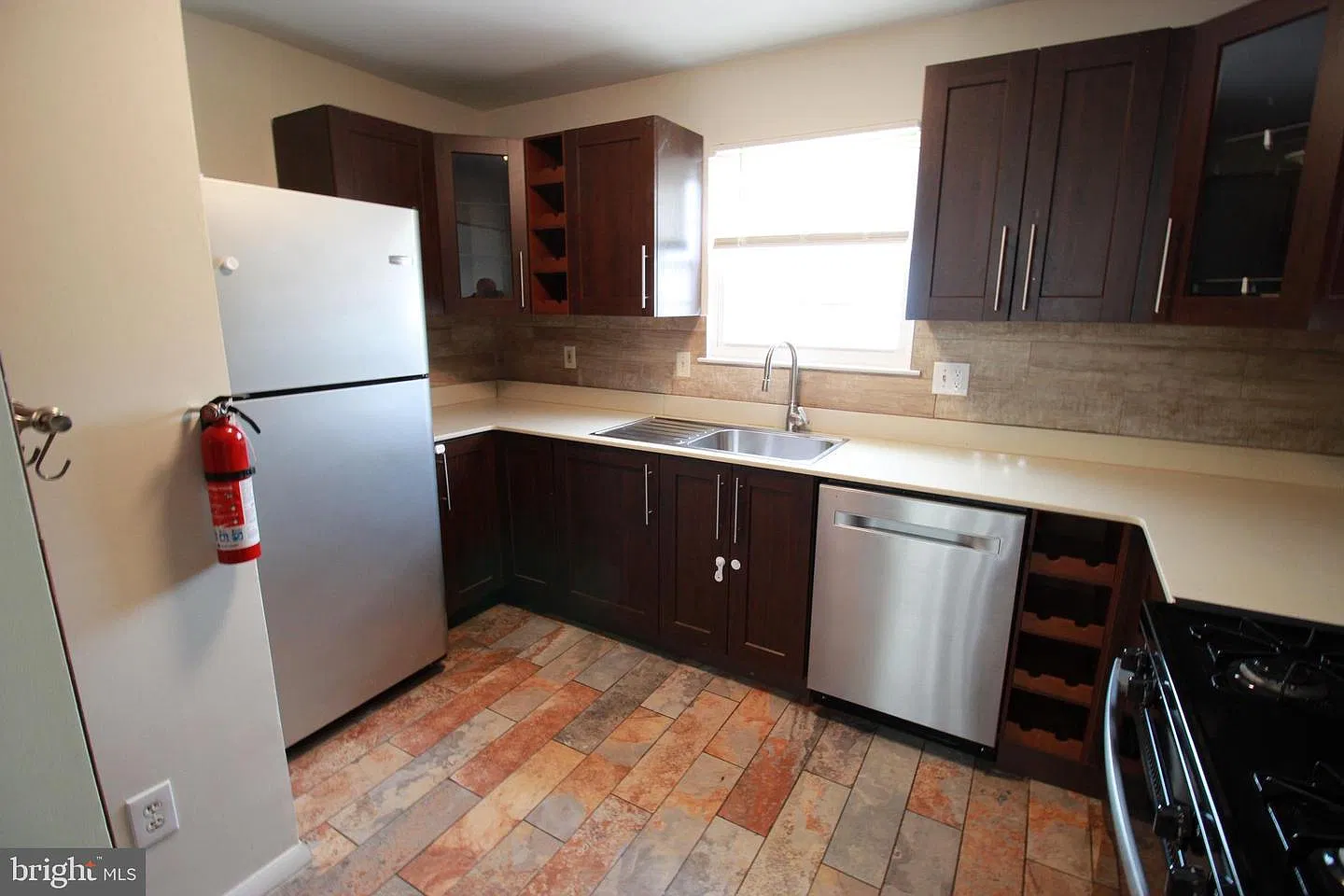 2 bed, 1001 sqft, $2,299 — Photo 2