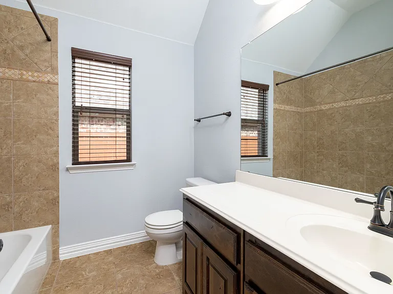 305 Dorset Ct — Photo 4
