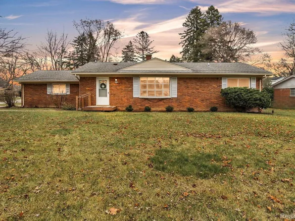3672 Meadowleigh Ln, Waterford, MI 48329