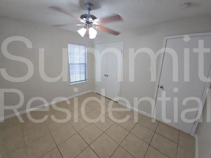 900 E Leslie Cir #B — Photo 9