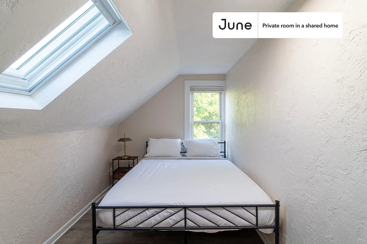 Queen bedroom in 6 bed/2 bath home in Allston #1735 E — Photo 2