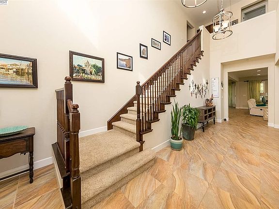 3rd image of 797 N Plumas Dr