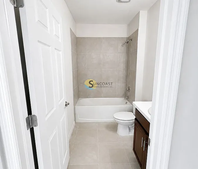 2518 NE 6th Pl — Photo 7