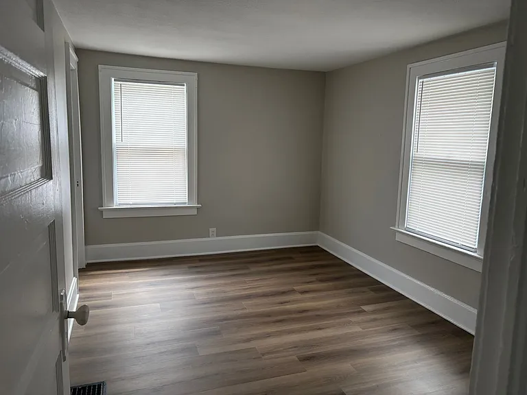 128 N Seffner Ave — Photo 16
